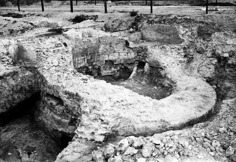 Base d'une tour du front est mise à jour en 1949.