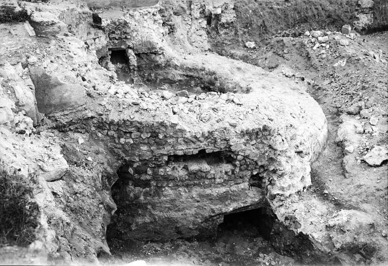 Base d'une tour du front est mise à jour en 1949.