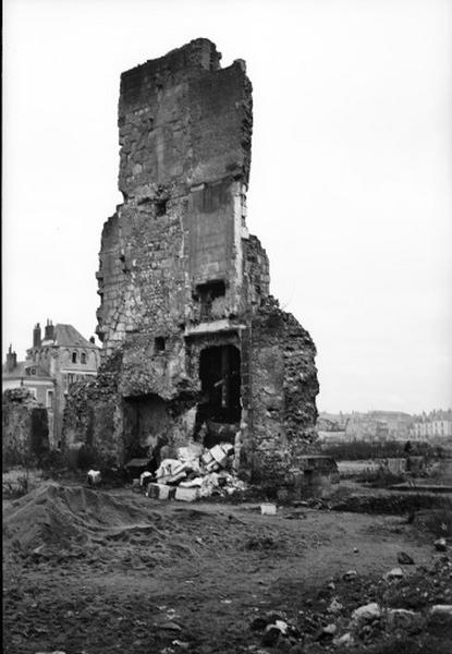 Vue de la courtine dégagée en 1949.