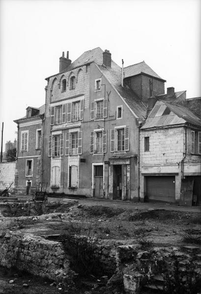 Façade antérieure sur rue.