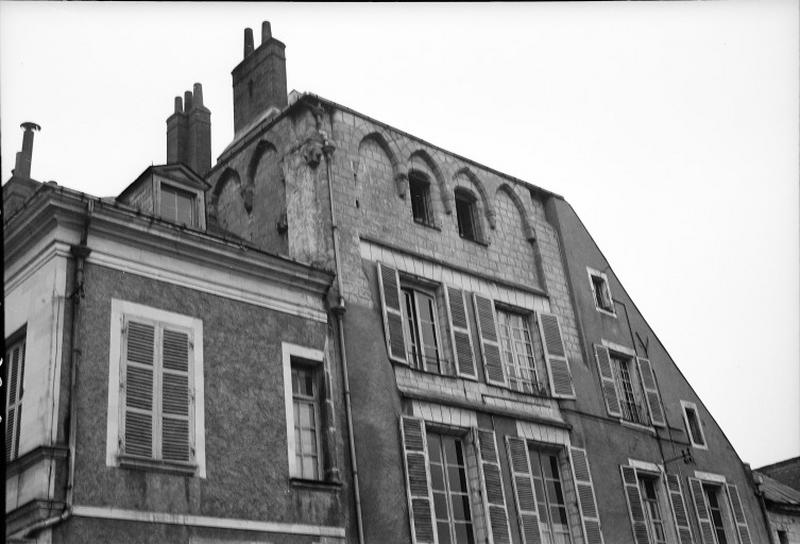 Façade principale, vue d'ensemble vers 1949, le décor sculpté est déjà très mutilé.