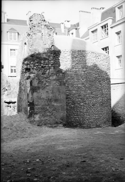 Vue de la tour d'enceinte après consolidation (côté sud), [1951]. (service Patrimoine et Inventaire de la Région Centre-Val de Loire, Fonds Vitry).