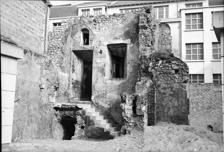 Vue de la tour d'enceinte après consolidation (côté ouest), [1951]. (service Patrimoine et Inventaire de la Région Centre-Val de Loire, Fonds Vitry).