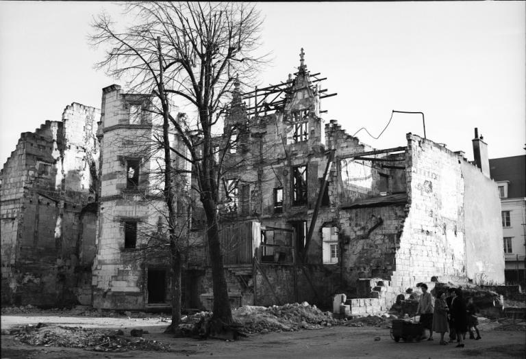 Vue des travaux de reconstitution de l'hôtel Gouïn depuis la rue Constantine, 1947. (service Patrimoine et Inventaire de la Région Centre-Val de Loire, Fonds Vitry).