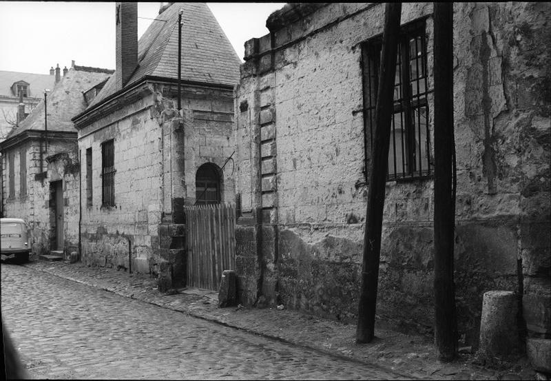 Portail d'entrée donnant sur la rue.