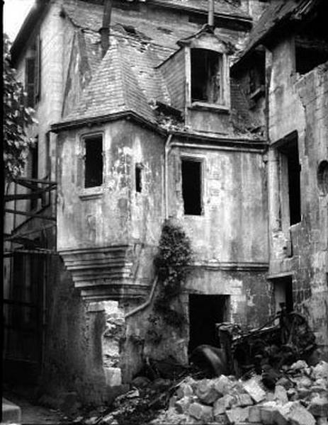 Echauguette en ruine après les bombardements.