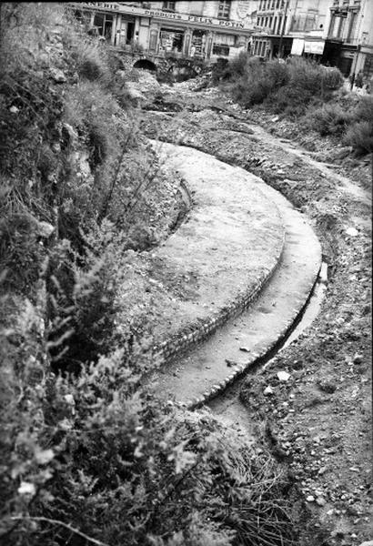 Vestiges des degrés permettant l'accès de la cella. Vue prise du nord (à droite la rue Nationale).