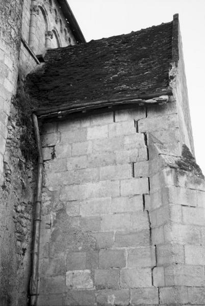 Détail fissure mur extérieur du transept nord-est de l'église, état en 1975.