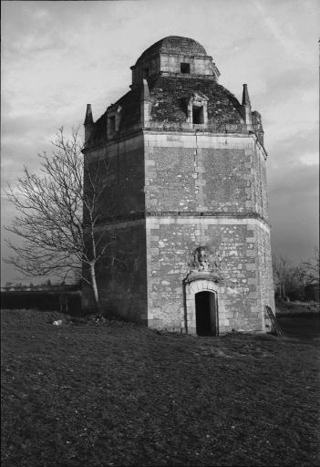 Vue d'ensemble, depuis l'ouest ; façade principale avec porte d'entrée.