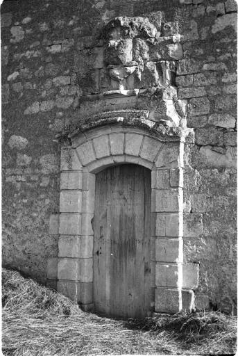 Détail : porte d'entrée et bas-relief au-dessus.