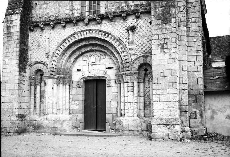 Vue de la façade et du portail.