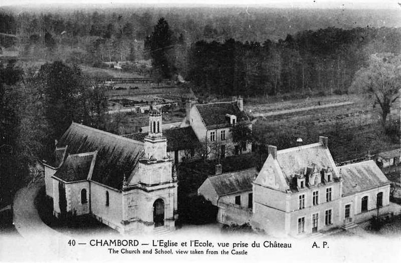 Vue prise du château : l'église et l'école.