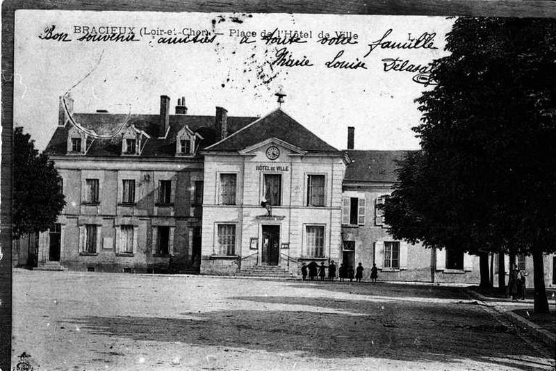 Vue d'ensemble de l'hôtel de ville.