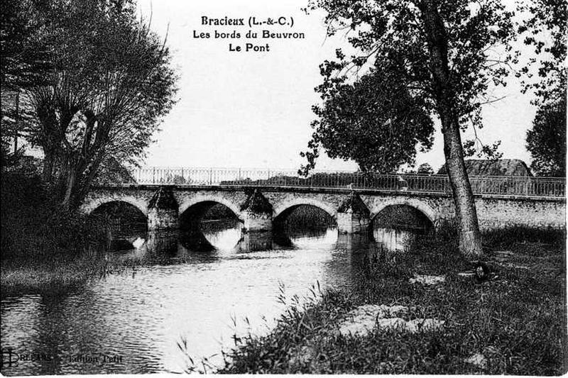Vue d'ensemble du pont sur le Beuvron.