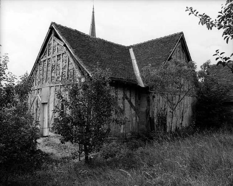 Vue de volume de la grange, prise du jardin.