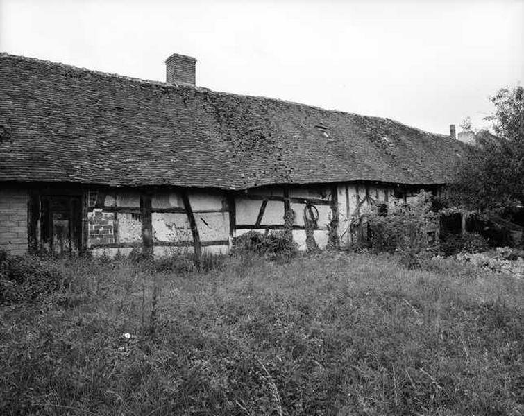 Façade postérieure sur jardin des dépendances agricoles.