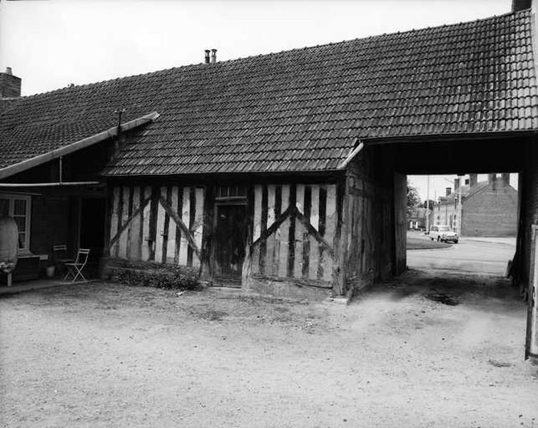 Portail d'entrée faisant suite à l'habitation.