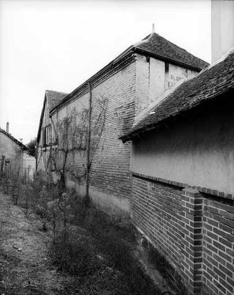 Aile sud, façade en chantignolles remplaçant le pan de bois.