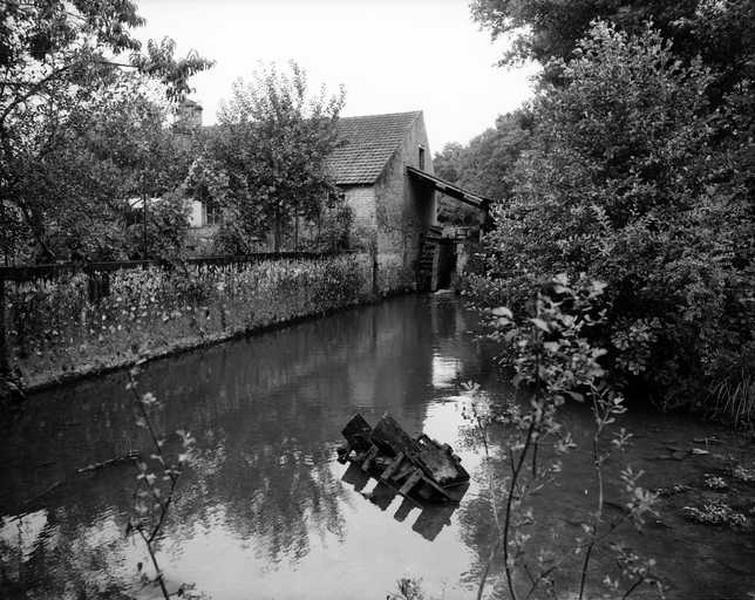 Corps du moulin reconstruit en briques.