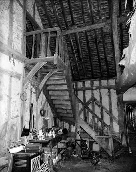 Escalier intérieur donnant accès au grenier.