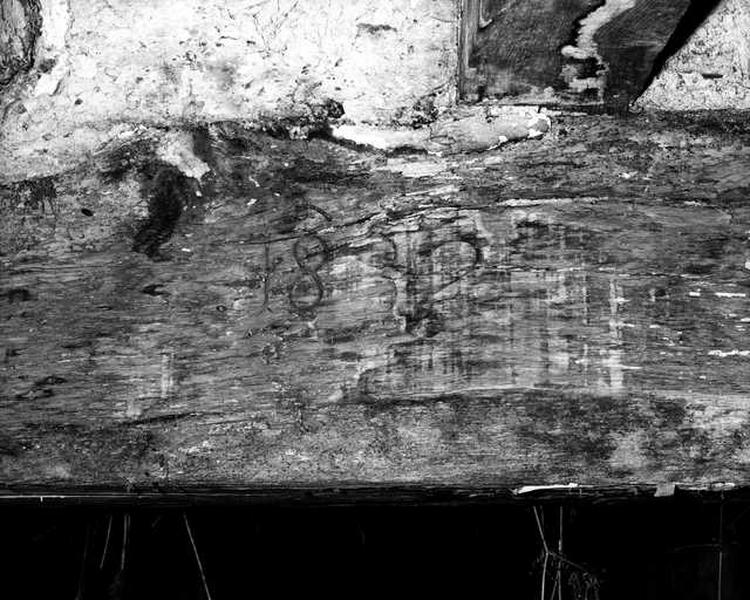Poutre maîtresse de l'habitation portant la date '1832'.