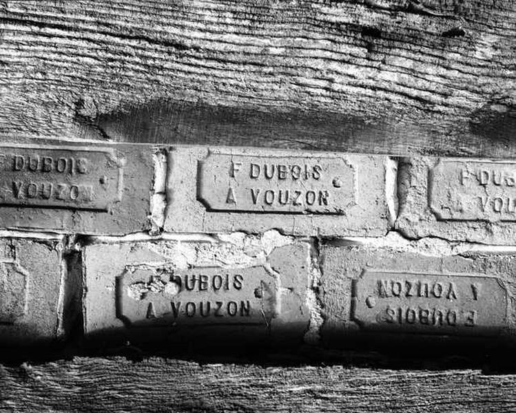 Hourdis restauré, détail marque des briques 'DUBOIS VOUZON'.