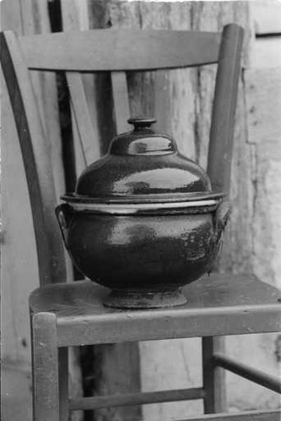 Pot en terre cuite avec couvercle.
