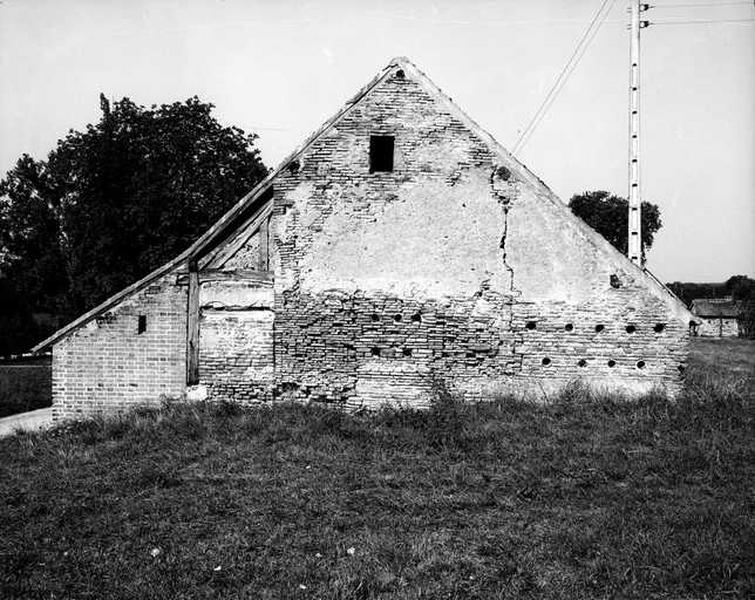 Ancienne tuilerie. Détail : trous d'évents en terre cuite pris dans le pignon d'une actuelle dépendance agricole.