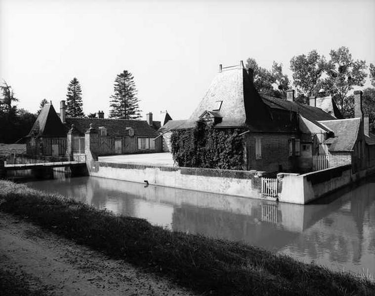 Vue de volume prise du nord-Est. Au premier plan, douves en eau entourant l'ancienne motte.