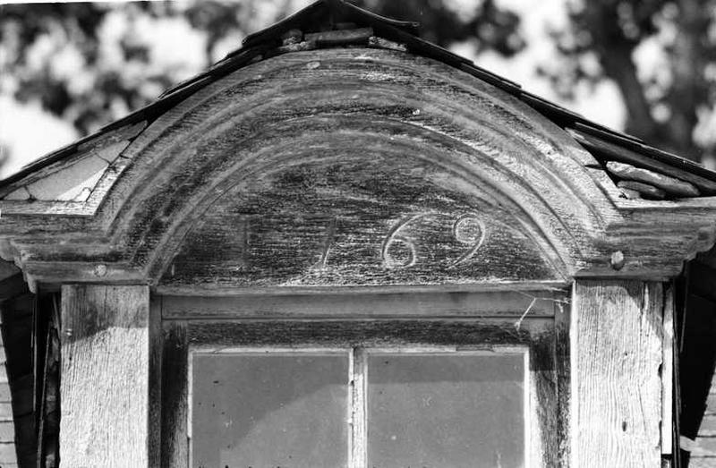 Façade antérieure du bâtiment principal, fronton de lucarne daté '1769'.