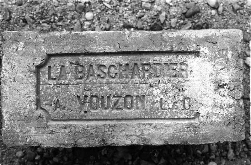 Brique portant la mention 'La Baschardière à Vouzon L.&.C'.