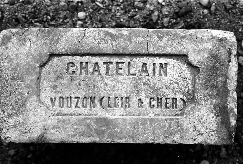 Brique portant la mention 'Chatelain Vouzon (Loir & Cher)'.