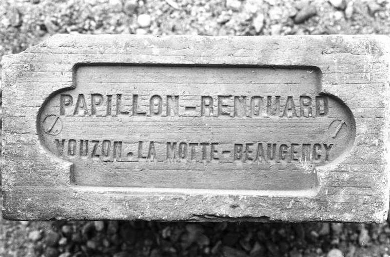 Brique portant la mention 'Papillon-Renouard Vouzon-La Motte-Beaugency'.