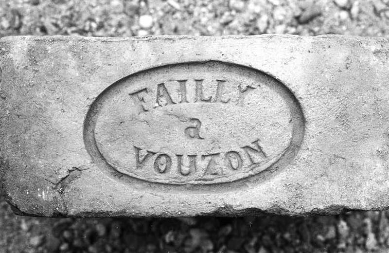 Brique portant la mention 'Failly à Vouzon'.