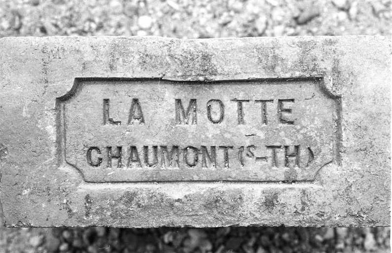 Brique portant la mention 'La Motte Chaumont (s-Th)'.