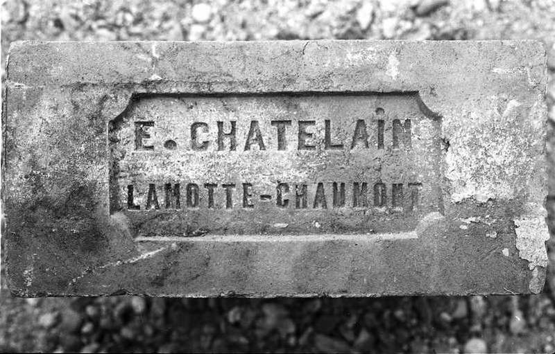 Brique portant la mention 'E. Chatelain La Motte-Chaumont'.