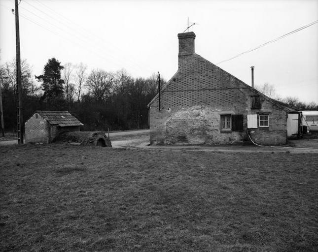 Logis : trace du four disparu et cul-de-loup à gauche.