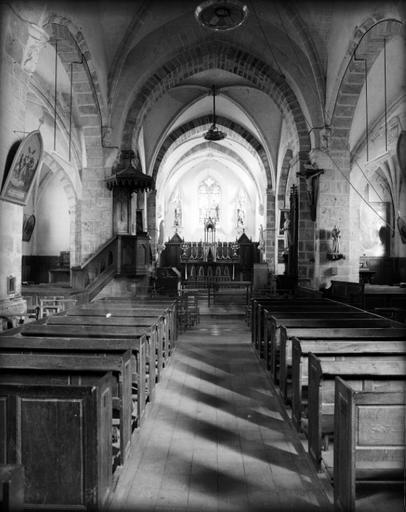 Vue axiale de la nef vers le choeur.