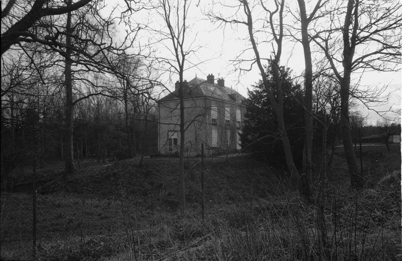 Motte féodale surmontée d'une habitation.