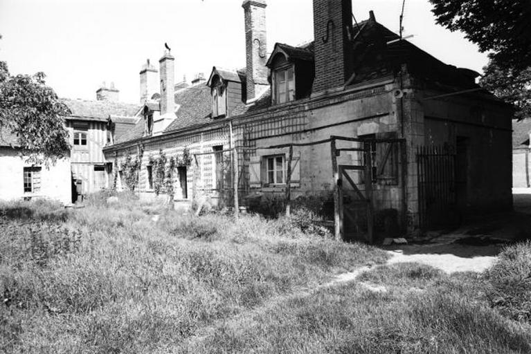 Basse cour et façade postérieure, aile gauche des communs.