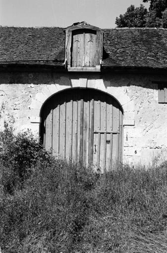 Porte d'entrée de la basse-cour, détail.