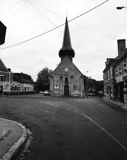 Vue du portail et du clocher.