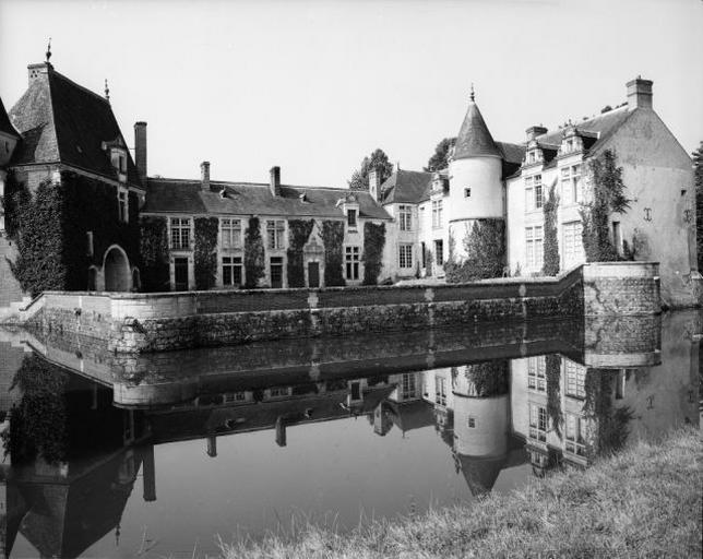 Vue d'ensemble depuis les douves.