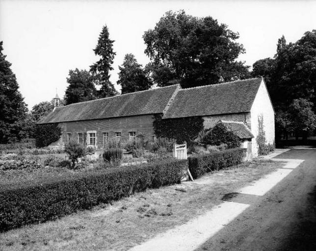 Vue d'ensemble de l'orangerie ; petite chapelle à l'extrémité nord-ouest.