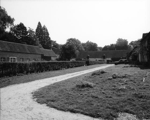 Vue d'ensemble des communs, à gauche l'orangerie.