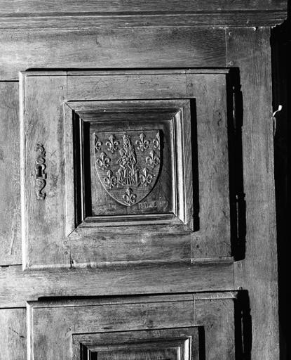 Détail d'un panneau armorié aux armes du Chapître de Notre-Dame de Cléry.