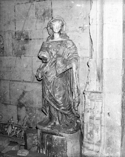 Vue de face ; provient de l'église Saint-André ; la tête et le corps proviennent de 2 statues différentes.