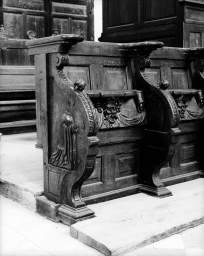 Avant-choeur, côté nord, demi-rangée gauche ; première stalle, vue de volume.