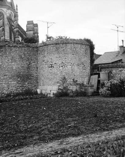 Enceinte du cloître, tour à l'est de la collégiale.