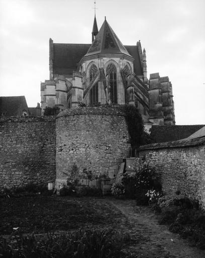 Enceinte du cloître, tour à l'est de la collégiale.